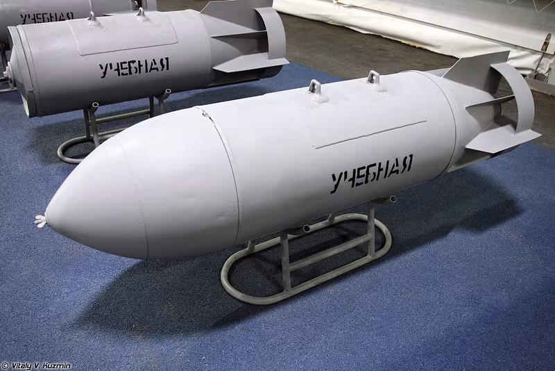 Loại bom có thể lắp dù hãm để tấn công tầm thấp, có thể ném ở độ cao chỉ 50m, tới 500m, tốc độ khi ném bom 500-1.100km/h.