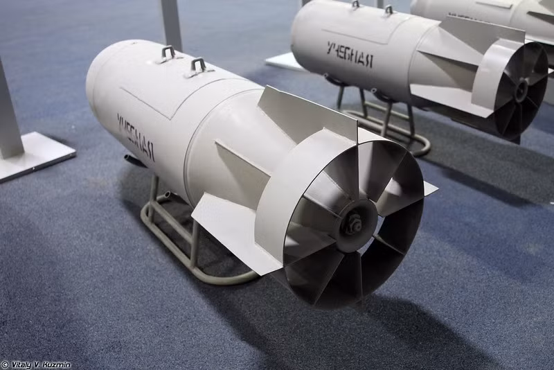 Bom nặng 378kg, đường kính 400mm, mang khối thuốc nổ 116kg phốt pho trắng SPFM.