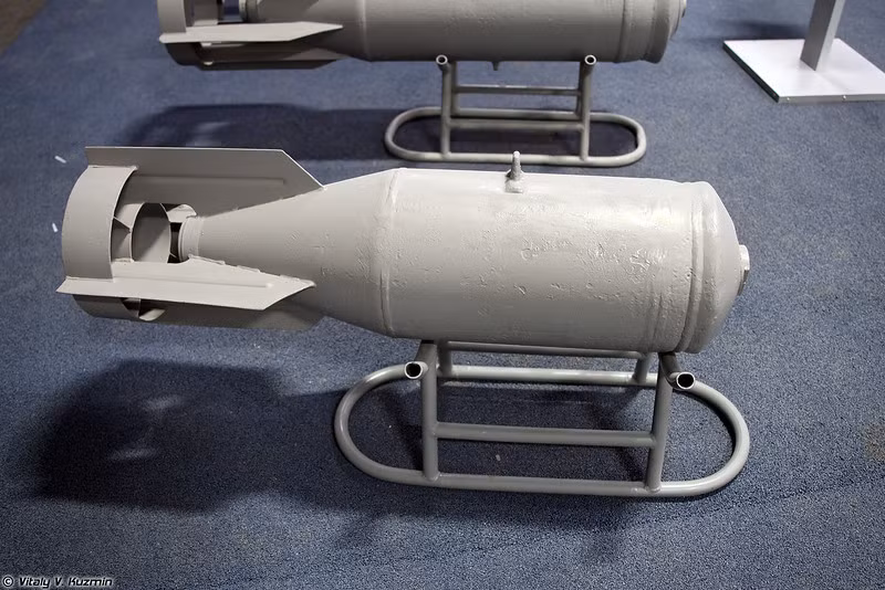 Ví dụ như bom cỡ nhỏ OFAB-100-120 có thể triển khai trên máy bay cường kích Su-25. Bom được thiết kế để phá hủy các xe bọc thép hạng nhẹ, các cơ sở quân sự cũng như tiêu diệt bộ binh. Nó yêu cầu được thả ở độ cao từ 500-15.000m với tốc độ (phương tiện mang) 500-1.150km/h. Bom được đánh giá là hiệu quả khi chống bộ binh ở vùng đồi núi, bộ binh cơ giới...