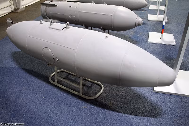 Bom cháy ZB-500 chứa đầy một hoá chất có tên là Ognesmes, bao gồm hỗn hợp của toluene, dầu hỏa, và polystyrene, có thể đốt hết oxy trong không khí, gây bỏng nặng, ngộp thở và gây độc CO cho những người trong khu vực bị ném bom. Loại bom này dùng để tấn công các đoàn xe cơ giới, tòa nhà, bộ binh ẩn nấp trong các khu vực rừng núi, …