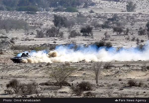 Xe bọc thép BMP-1 tăng tốc lực trên thao trường.