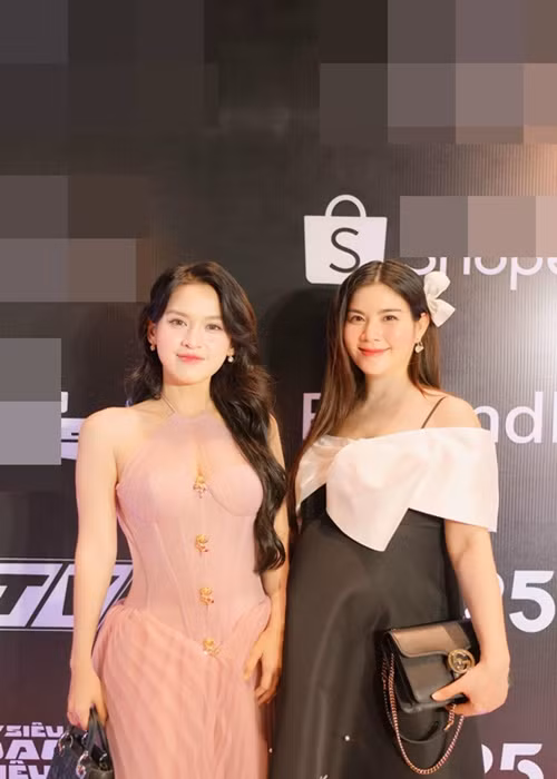 "Ban đầu, anh Thanh Duy còn không muốn tôi công khai, anh ấy bảo khi nào "mẹ tròn con vuông" rồi chia sẻ. Nhưng với tôi việc phải giấu như thế cũng khó chịu, mỗi khi livestream khán giả vào hỏi mà mình không trả lời thì cũng kỳ. Với lại hiện tại bụng tôi đã lớn rồi, em bé cũng ổn định", Kha Ly chia sẻ trên Đời Sống Pháp Luật vào tháng 6 vừa qua.