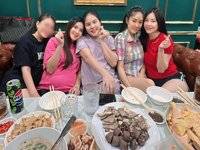 "Vì thời điểm đó tôi đã bắt đầu đi chơi và gặp gỡ mọi người, tuy nhiên bạn bè đều tôn trọng tôi nên không làm lộ thông tin ra ngoài", Kha Ly cho biết.