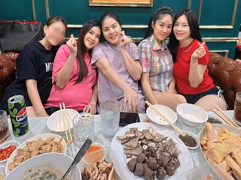 "Vì thời điểm đó tôi đã bắt đầu đi chơi và gặp gỡ mọi người, tuy nhiên bạn bè đều tôn trọng tôi nên không làm lộ thông tin ra ngoài", Kha Ly cho biết.