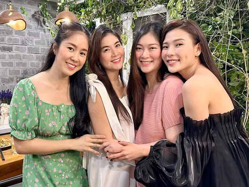 Kha Ly thường xuyên gặp gỡ Thúy Diễm, Lê Phương, Thanh Trúc.