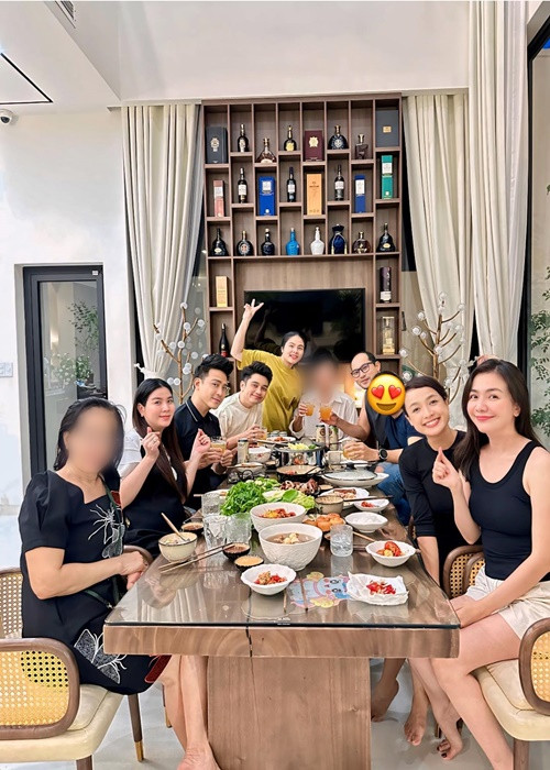 Kha Ly chia sẻ tin vui bầu bí cho bạn bè khi mang bầu 4 tháng.