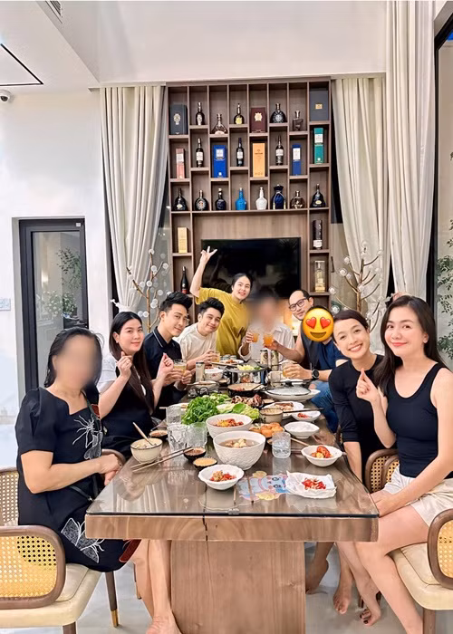 Kha Ly chia sẻ tin vui bầu bí cho bạn bè khi mang bầu 4 tháng.