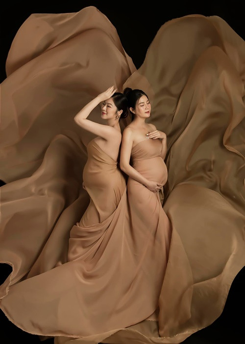 Cũng mang bầu con gái, Thanh Trúc cùng Kha Ly thực hiện bộ ảnh chung.