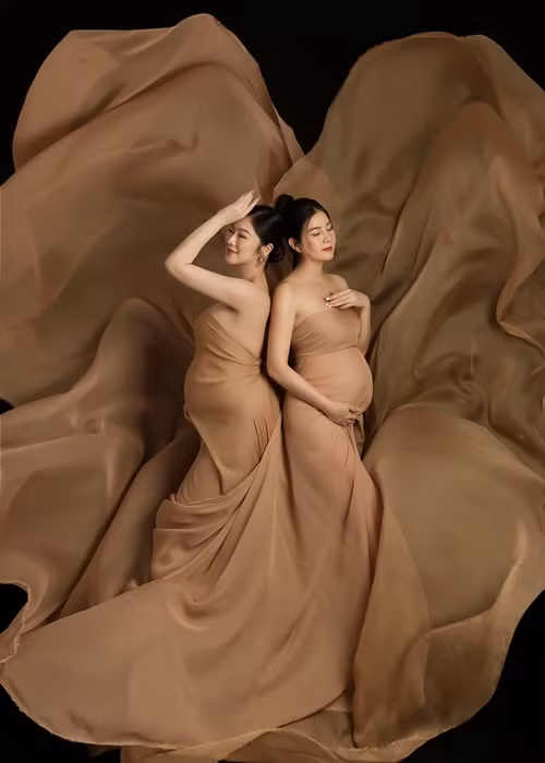 Cũng mang bầu con gái, Thanh Trúc cùng Kha Ly thực hiện bộ ảnh chung.