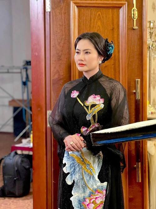 Nữ diễn viên thường xuyên đăng ảnh trên phim trường.