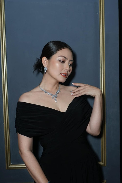 "Con thay đổi rất nhiều, trưởng thành và hiểu chuyện hơn. Sau 2 tháng mình đi về liên tục giữa TP.HCM - Đà Lạt để đóng phim, Louis chào đón mẹ và hỏi “khi nào mẹ đi tiếp, mẹ đi mấy ngày?". Khoảnh khắc đó bạn khiến mình xúc động vì mình cảm nhận được con ở nhà dù có nhiều người chăm sóc nhưng vẫn cô đơn. Từ đó mình cũng cố sắp xếp công việc, ở bên con nhiều hơn", vợ cũ Thanh Bình chia sẻ trên Thể Thao Văn Hóa.