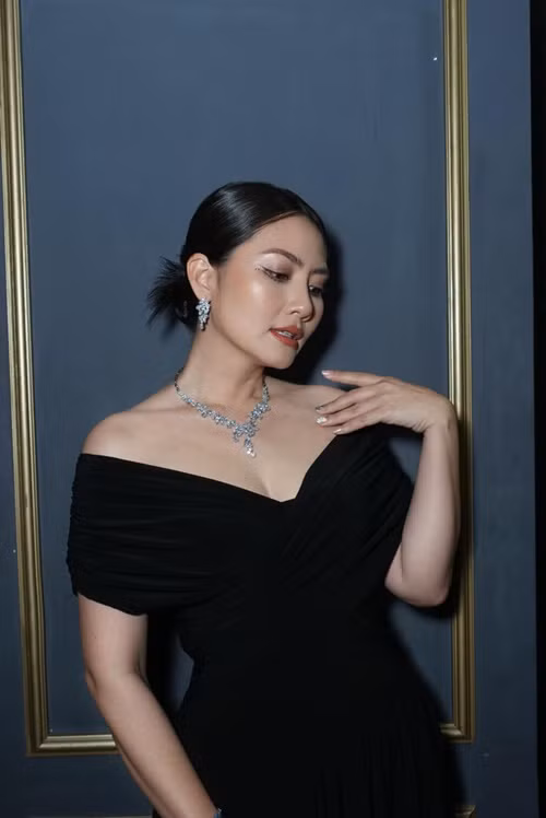 "Con thay đổi rất nhiều, trưởng thành và hiểu chuyện hơn. Sau 2 tháng mình đi về liên tục giữa TP.HCM - Đà Lạt để đóng phim, Louis chào đón mẹ và hỏi “khi nào mẹ đi tiếp, mẹ đi mấy ngày?". Khoảnh khắc đó bạn khiến mình xúc động vì mình cảm nhận được con ở nhà dù có nhiều người chăm sóc nhưng vẫn cô đơn. Từ đó mình cũng cố sắp xếp công việc, ở bên con nhiều hơn", vợ cũ Thanh Bình chia sẻ trên Thể Thao Văn Hóa.