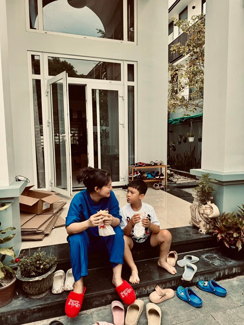 Ngọc Lan chia sẻ trên Tiền Phong, cô không cấm cản con trai Louis được gặp gỡ, thân thiết với Thanh Bình.