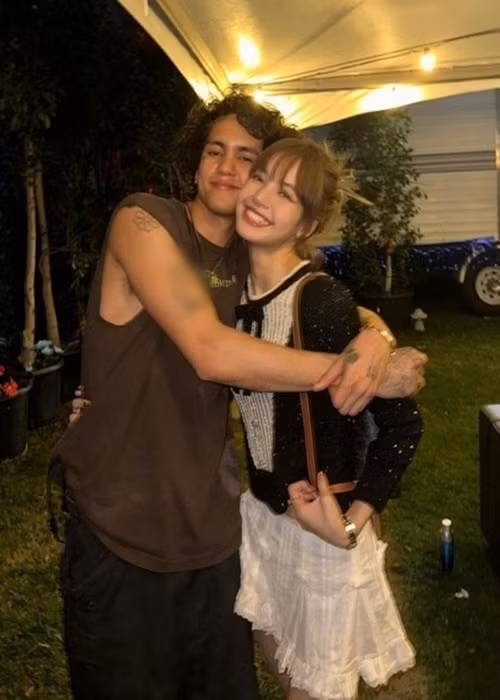 Theo Tiền Phong, tin đồn ca sĩ Lisa là người thứ ba đang gây xôn xao mạng xã hội Trung Quốc. Cụ thể, một blogger đăng tin trên TikTok tố Lisa chen chân vào mối quan hệ giữa nam rapper người Mỹ - Dominic Fike và bạn gái của anh vào năm 2023. Ảnh: Tiền Phong.