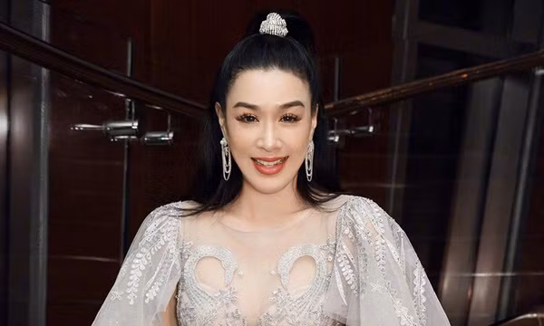 Cuoc doi truan chuyen cua sao nu goc Viet Chung Le De