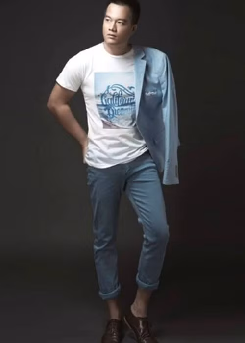 Theo Dân Việt, sau khi tốt nghiệp Đại học Y khoa Huế, Bảo Nhân được giữ lại làm bác sĩ. Năm 2009, có người ở đoàn làm phim Nhìn ra biển cả của đạo diễn Hồng Ngát đến khám bệnh và mời anh đi thử vai. Sau đó, Bảo Nhân được chọn vai thứ chính. Ảnh: Dân Việt.