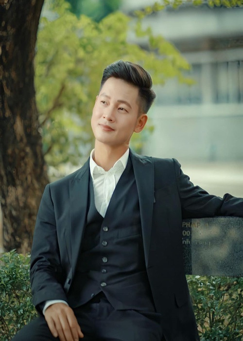 Phía nhạc sĩ Lê Châu - con ruột của cố nhạc sĩ Trần Thiện Thanh cho biết: “Vào Gala năm 1987, khi ba tôi được trở lại sân khấu, ba tôi đã chủ động sửa chữ “lính phong trần” thành “khách phong trần” để phù hợp hơn với tình hình lúc đó. Và phiên bản Đức Tuấn đang sử dụng trong album là đúng theo phiên bản ghi âm gần như cuối cùng của ba chúng tôi”. Ảnh: FBNV.