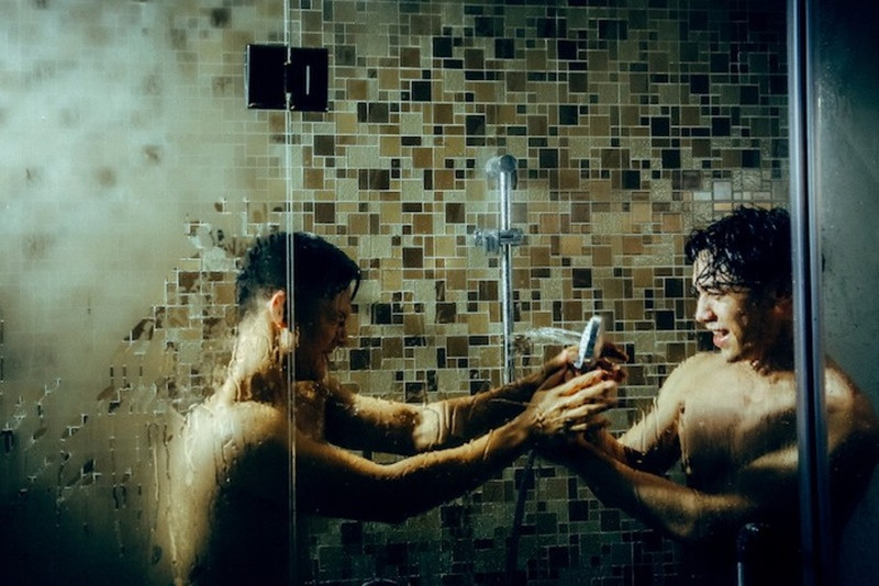 Năm 2017, Đức Tuấn ra mắt MV Trăng dưới chân mình. Nhiều khán giả tranh cãi về việc nam ca sĩ có nhiều cảnh nóng với cả nam và nữ diễn viên. Ảnh: Người Đưa Tin.