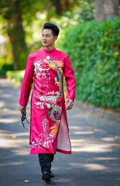 Đức Tuấn khẳng định anh không sửa lời bài hát. Trên Vietnamnet, nam ca sĩ cho hay: “Tôi khẳng định hoàn toàn không có chuyện tự ý sửa lời nhạc của ai cả. Tôi còn giữ bản thu gốc của chính tác giả bài Hoa trinh nữ là Trần Thiện Thanh để tham chiếu. Và ông đã hát “Tôi chỉ là người khách phong trần” trong bản thu bài Hoa trinh nữ gần như là cuối cùng của mình”. Ảnh: FBNV.