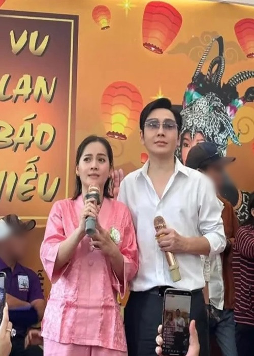 Theo Vietnamnet, Vũ Luân chia sẻ, anh từng ngỏ ý dẫn dắt Hồng Loan theo nghệ thuật nhưng cô từ chối vì chỉ muốn bán hàng online. Tuy nhiên, Hồng Loan tham gia các MV của Vũ Luân để làm kỷ niệm cũng như hỗ trợ đàn anh. Ảnh: Người Lao Động.