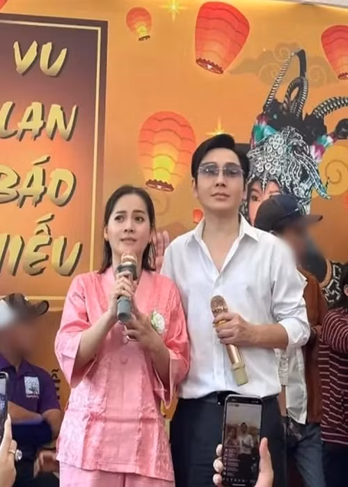 Theo Vietnamnet, Vũ Luân chia sẻ, anh từng ngỏ ý dẫn dắt Hồng Loan theo nghệ thuật nhưng cô từ chối vì chỉ muốn bán hàng online. Tuy nhiên, Hồng Loan tham gia các MV của Vũ Luân để làm kỷ niệm cũng như hỗ trợ đàn anh. Ảnh: Người Lao Động.