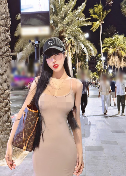 Cư dân mạng cho rằng việc Pattaraporn "thả rông" vòng một nơi đông người đi ngược lại quy chuẩn về trang phục thông thường.