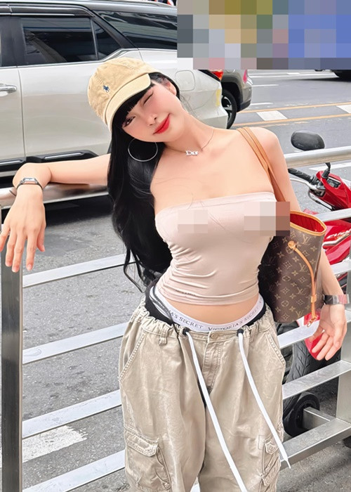 Hot girl người Thái Lan không quan tâm đến những lời chỉ trích mặc phản cảm để đánh bóng tên tuổi.