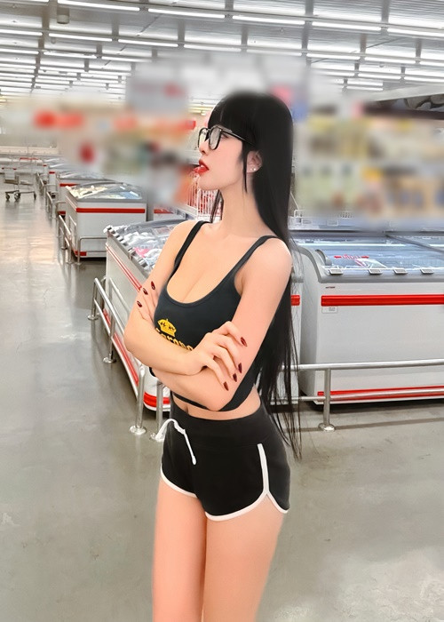 Pattaraporn mặc trang phục ngắn cũn cỡn như đồ ngủ, chỉ thích hợp mặc ở nhà khi đi siêu thị.