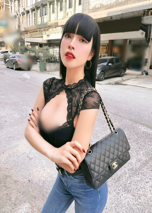 Gương mặt của cô nàng trông khá cuốn hút.