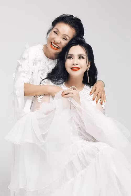 Ở tuổi ngoài 80, nghệ sĩ Thanh Hương vẫn sang trọng, quý phái. Ảnh: FB Thanh Lam.