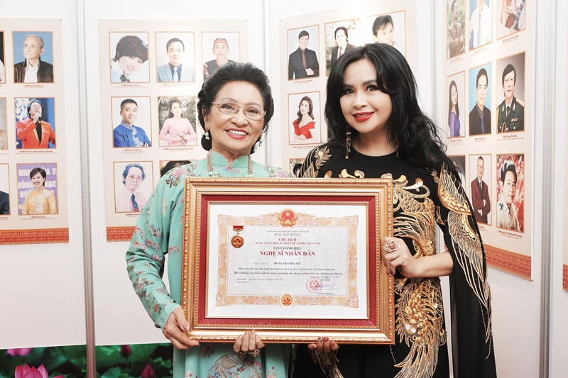 Đằng sau sự thành công của Thanh Lam có bóng dáng của mẹ. Thanh Lam mới đây tâm sự, mẹ luôn bên cô chia sẻ những thăng trầm, thành bại, vui buồn. "Con hạnh phúc khi mẹ bây giờ là người bạn, cùng con trên con đường đạo. Cầu mong cho mẹ luôn khoẻ mạnh và hạnh phúc bên con cháu. Biết ơn mẹ", nữ ca sĩ bày tỏ. Ảnh: FB Thanh Lam.