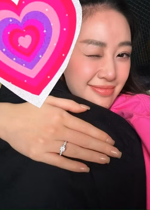 Nàng hậu vừa nhận lời cầu hôn từ người yêu giấu mặt.