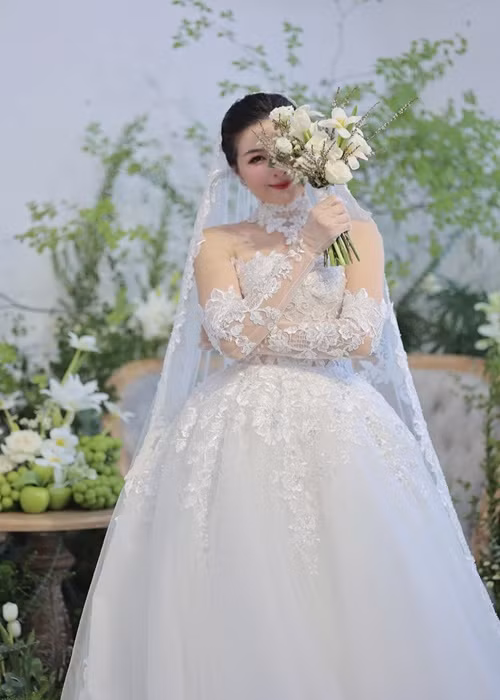 Mạc Anh Thư gợi cảm trong chiếc váy cưới cúp ngực.