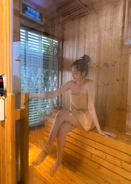 Mạc Anh Thư cùng con gái sang Phần Lan du học trong khi Huy Khánh vẫn ở Việt Nam.