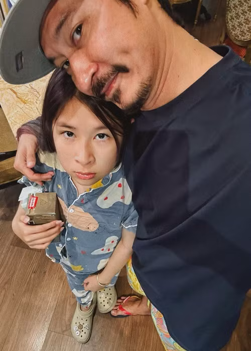 Trên trang cá nhân, diễn viên Huy Khánh chỉ chia sẻ hình ảnh bên con gái.