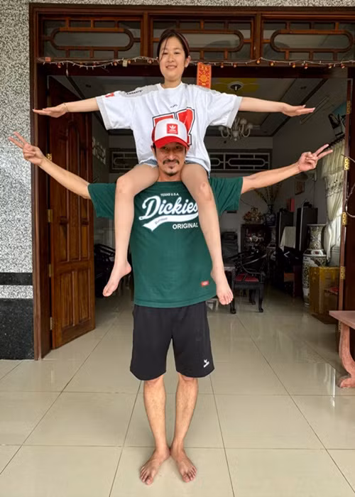 Huy Khánh chia sẻ, con gái là tài sản vô giá của anh. "Ta chẳng có gì cho em ngoài tấm thân này. Lúc còn nhỏ em nói cho ẵm tới năm 18 tuổi. Vậy là còn ẵm thêm 6 năm nữa", nam diễn viên bày tỏ.