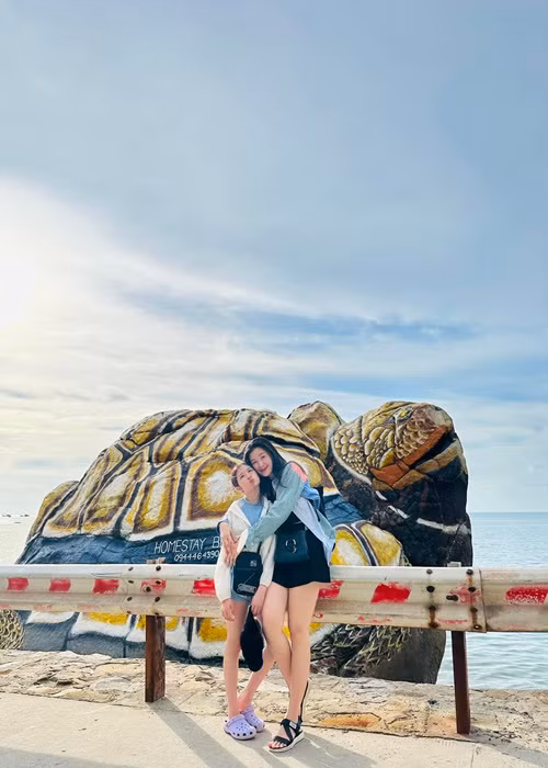 Về nước, Mạc Anh Thư đưa con gái đi du lịch.