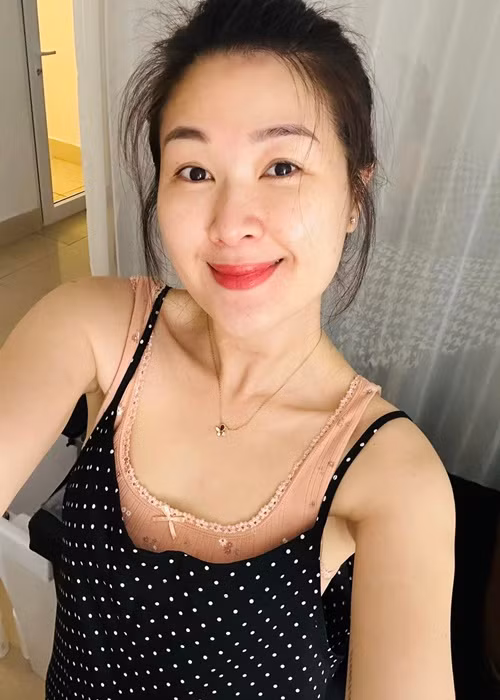 Nữ người mẫu bị đồn hôn nhân gặp trục trặc vì có một số status tâm trạng.