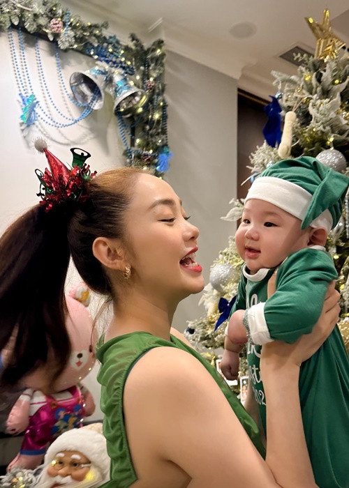 Minh Hằng chia sẻ trên Saostar, ban đầu, cô hoang mang vì chưa quen với cuộc sống làm mẹ. Tuy nhiên, nữ ca sĩ dần quen với việc chăm sóc con nhỏ.