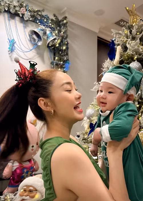 Minh Hằng chia sẻ trên Saostar, ban đầu, cô hoang mang vì chưa quen với cuộc sống làm mẹ. Tuy nhiên, nữ ca sĩ dần quen với việc chăm sóc con nhỏ.