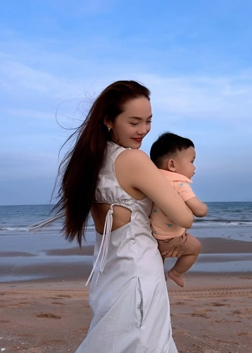 Nữ ca sĩ lưu lại những khoảnh khắc bên con trong những chuyến du lịch.