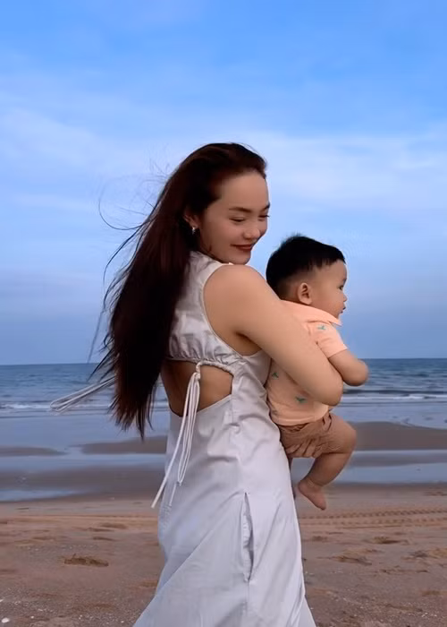 Nữ ca sĩ lưu lại những khoảnh khắc bên con trong những chuyến du lịch.