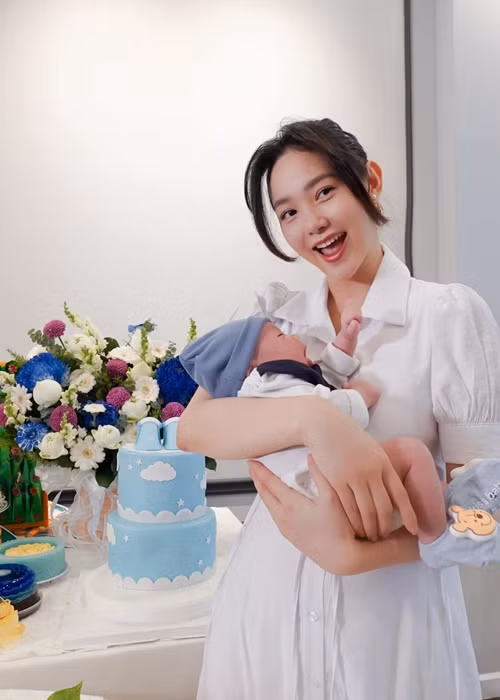 Con trai Minh Hằng có tên thân mật là bé Mỡ.