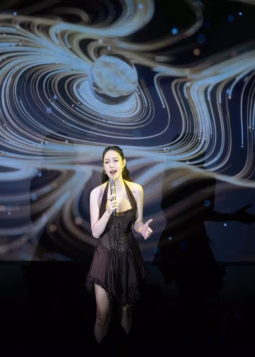 Nhiều người hâm mộ giục Minh Hằng sớm trở lại ca hát, đóng phim.