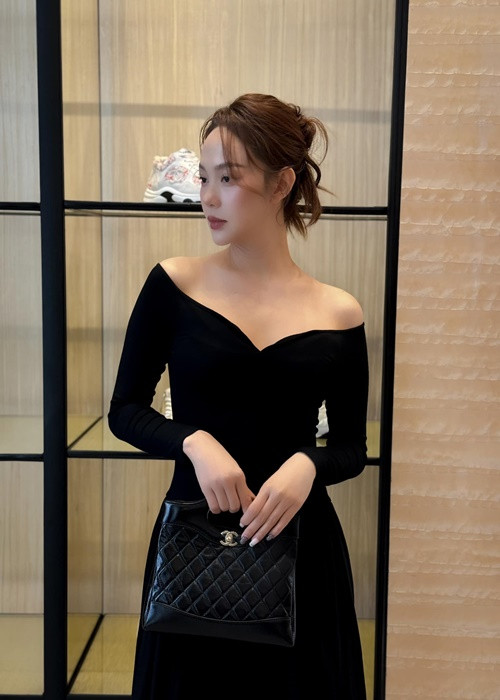 Nữ ca sĩ thi thoảng tham gia một số sự kiện phù hợp.