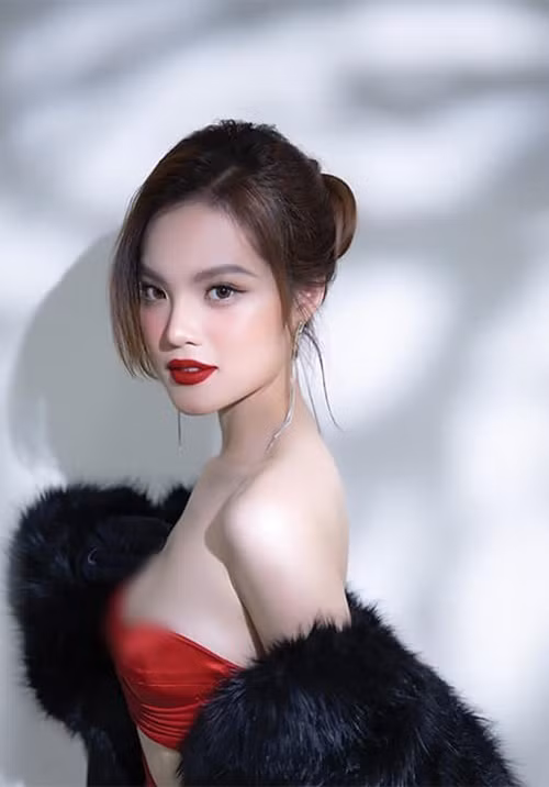 Sắc vóc của nữ ca sĩ thon gọn, quyến rũ khiến người đối diện khó rời mắt. Ảnh: FB Sunny Đan Ngọc.