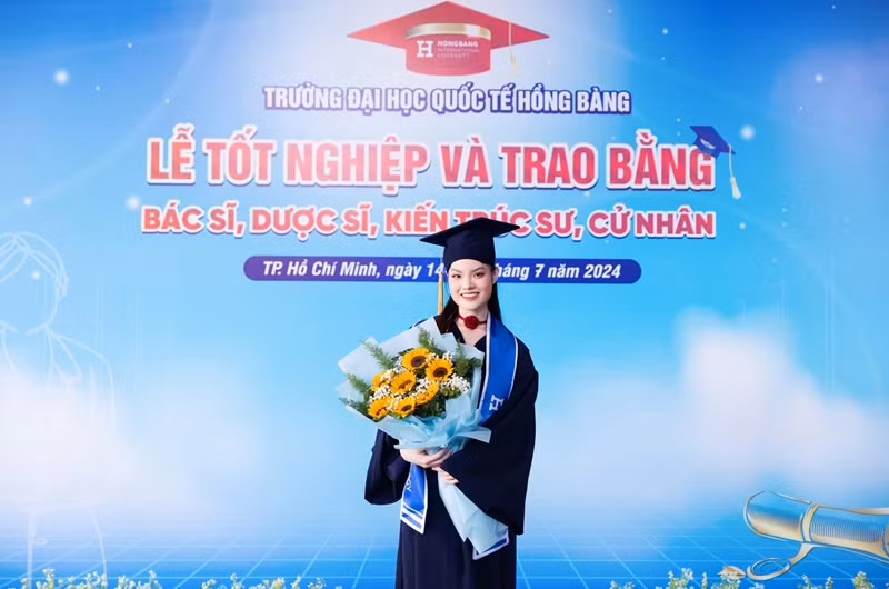  Sunny Đan Ngọc vừa tốt nghiệp ngành bác sĩ Răng Hàm Mặt của Đại học Quốc tế Hồng Bàng. 2 năm trước, cô tốt nghiệp chuyên ngành piano của Nhạc viện TP.HCM. Ngoài ra, những năm qua, Sunny Đan Ngọc còn đi hát, viết bài hát. Ảnh: FB Sunny Đan Ngọc.