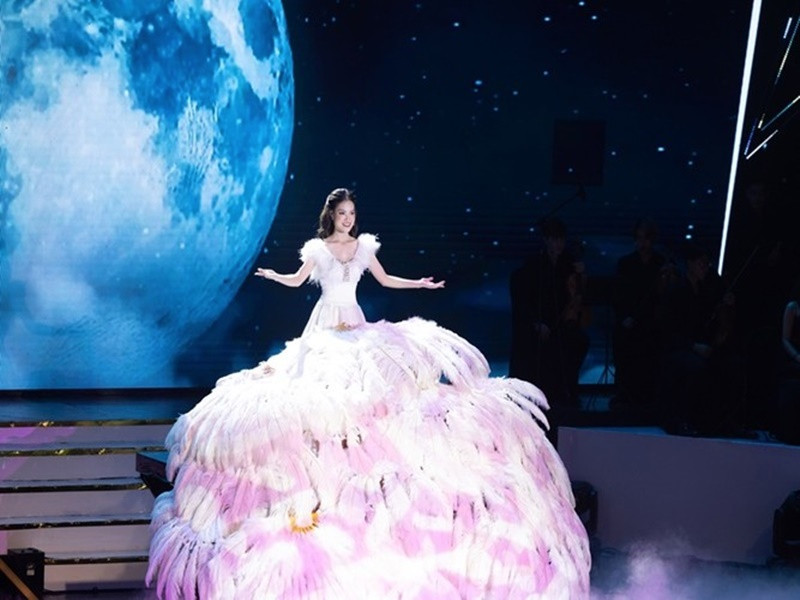 Không chỉ giỏi giang, Sunny Đan Ngọc còn sở hữu nhan sắc xinh đẹp. Năm 2023, nhận xét về tiết mục của Sunny Đan Ngọc trong chung kết Hãy là số 1, Lý Hải cho biết, nữ ca sĩ như một thiên thần. “Giọng hát trong veo như chính tâm hồn của em, chạm đến trái tim của người xem”, đạo diễn Lý Hải nói. Kết thúc chung kết, Sunny Đan Ngọc giành ngôi vị á quân. Ảnh: Thương Hiệu và Pháp Luật.