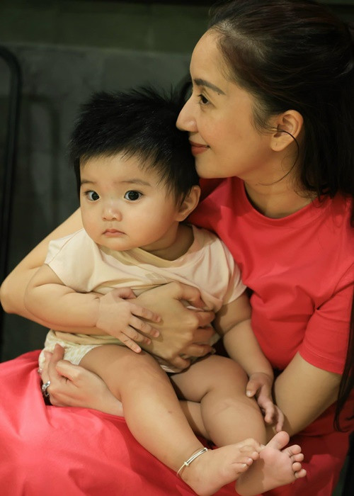 Bé Lisa trộm vía bụ bẫm, đáng yêu.