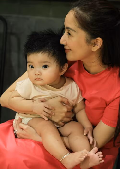 Bé Lisa trộm vía bụ bẫm, đáng yêu.